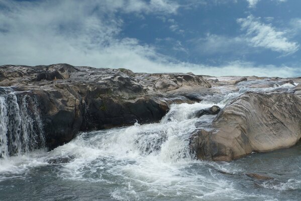 Agua, rocas, cielo - belleza