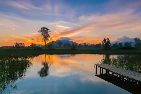 Hermoso río en Hong Kong al atardecer