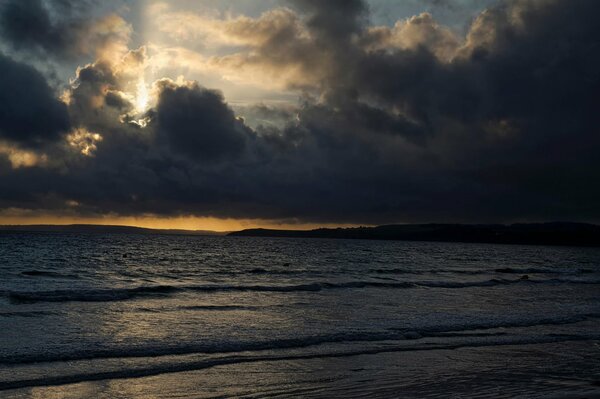 Coucher de soleil marin sur la côte française