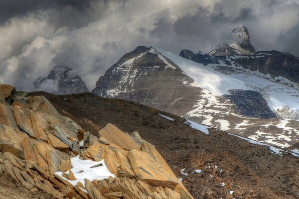 Montagnes rocheuses avec des sommets dans la neige