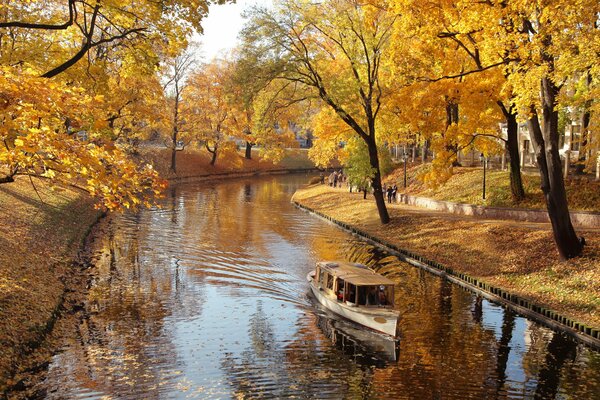 Herbstliche Natur, Boot im Kanal