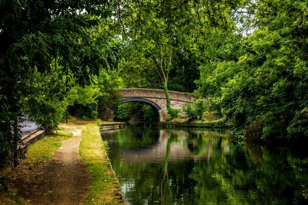 Brücke über den Fluss in einem bunten Park