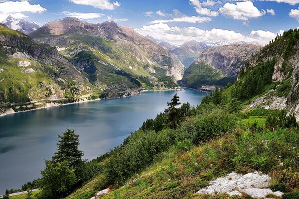 Avvolgendo la vista dalle montagne al lago