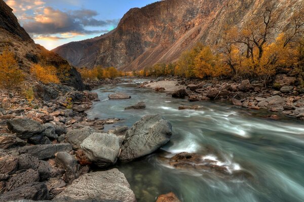 Herbstlicher Fluss im Altai im Oktober