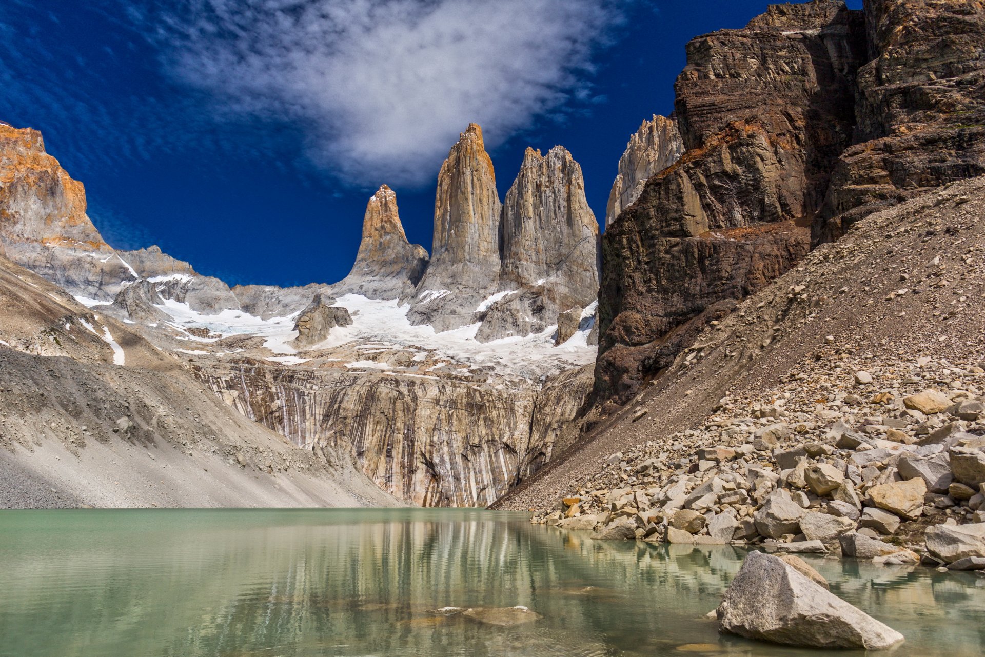 montagnes chili paysage patagonie rocher lac nature