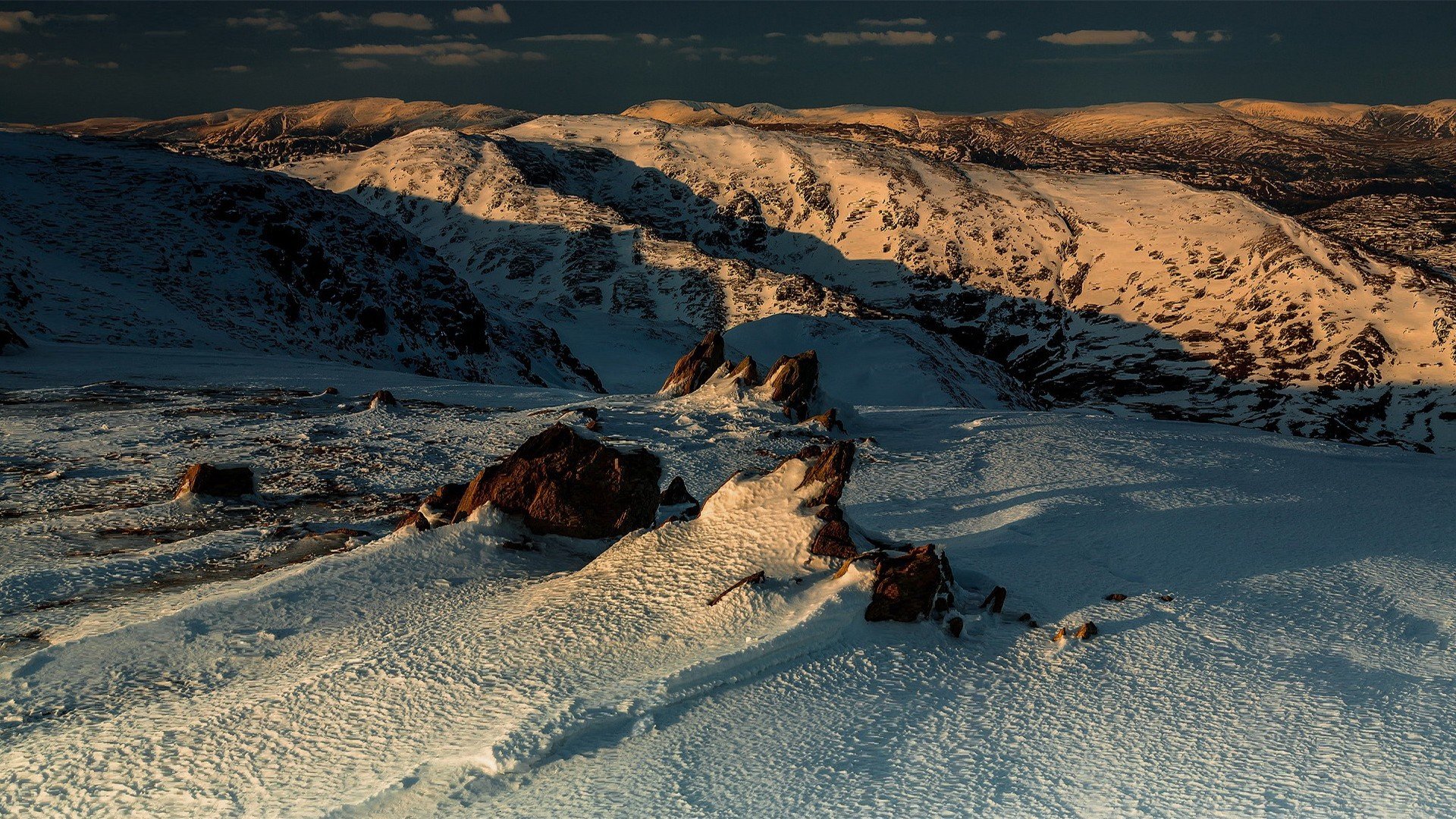 montañas nieve sol