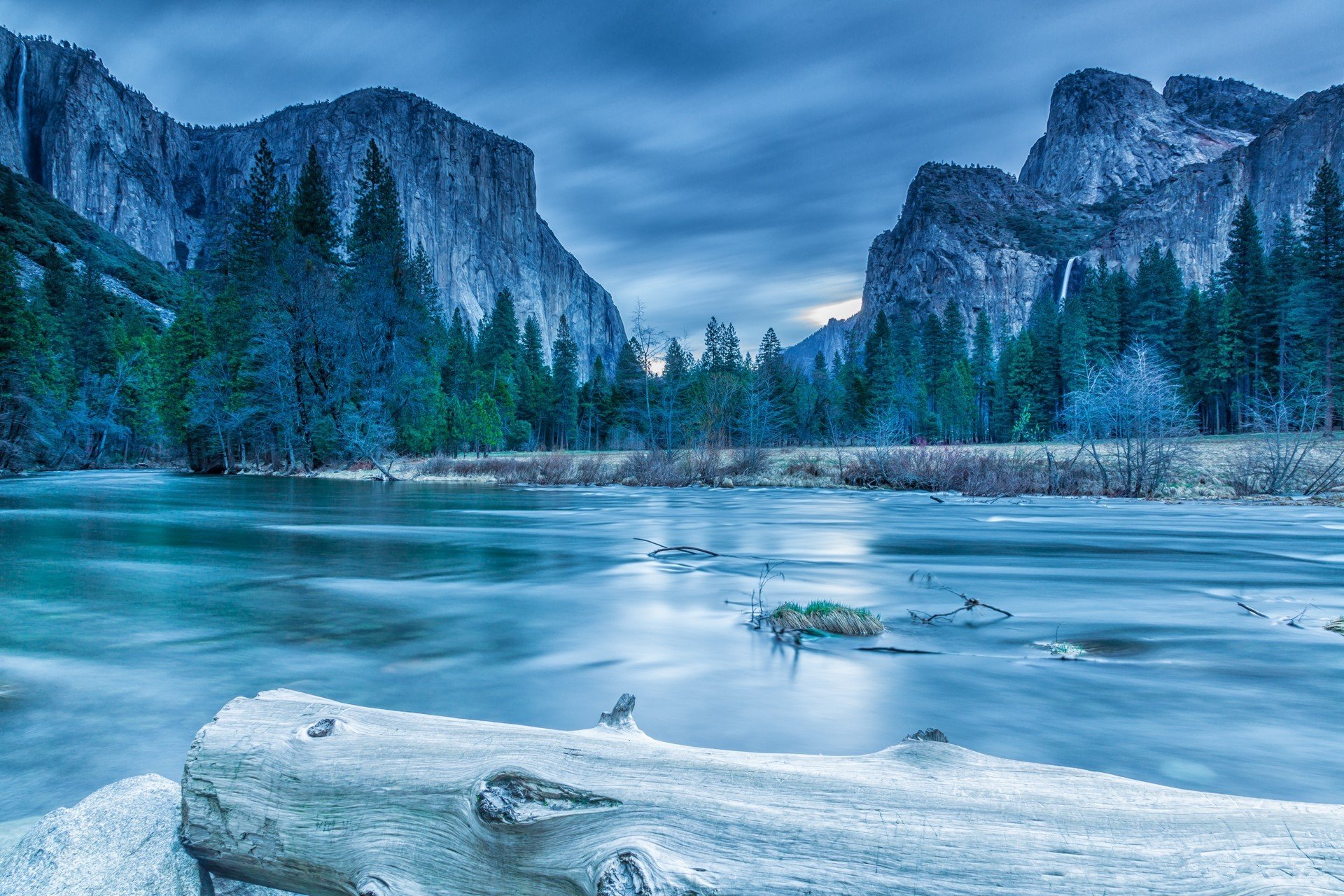 yosemite parque nacional sierra nevada montañas lago bosque árboles rocas invierno hielo tronco abeto nubes paisaje