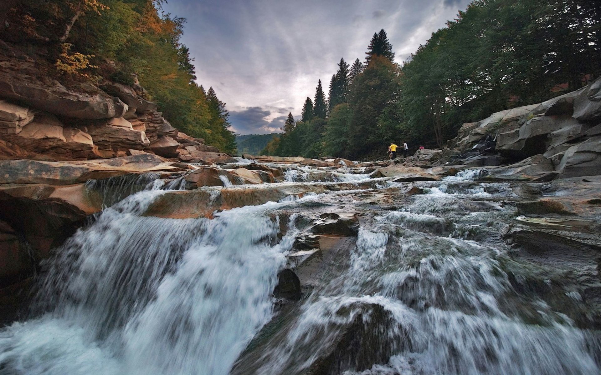 ukraine région d ivano-frankivsk cascade sur la rivière prout