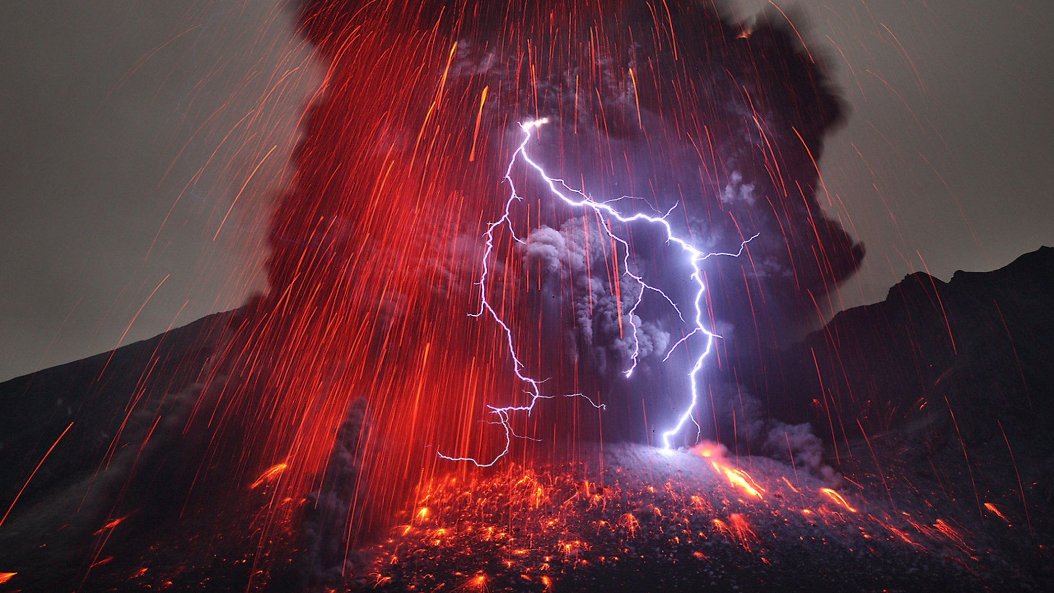 vulcano cenere lava fuoco fumo temporale fulmine elemento