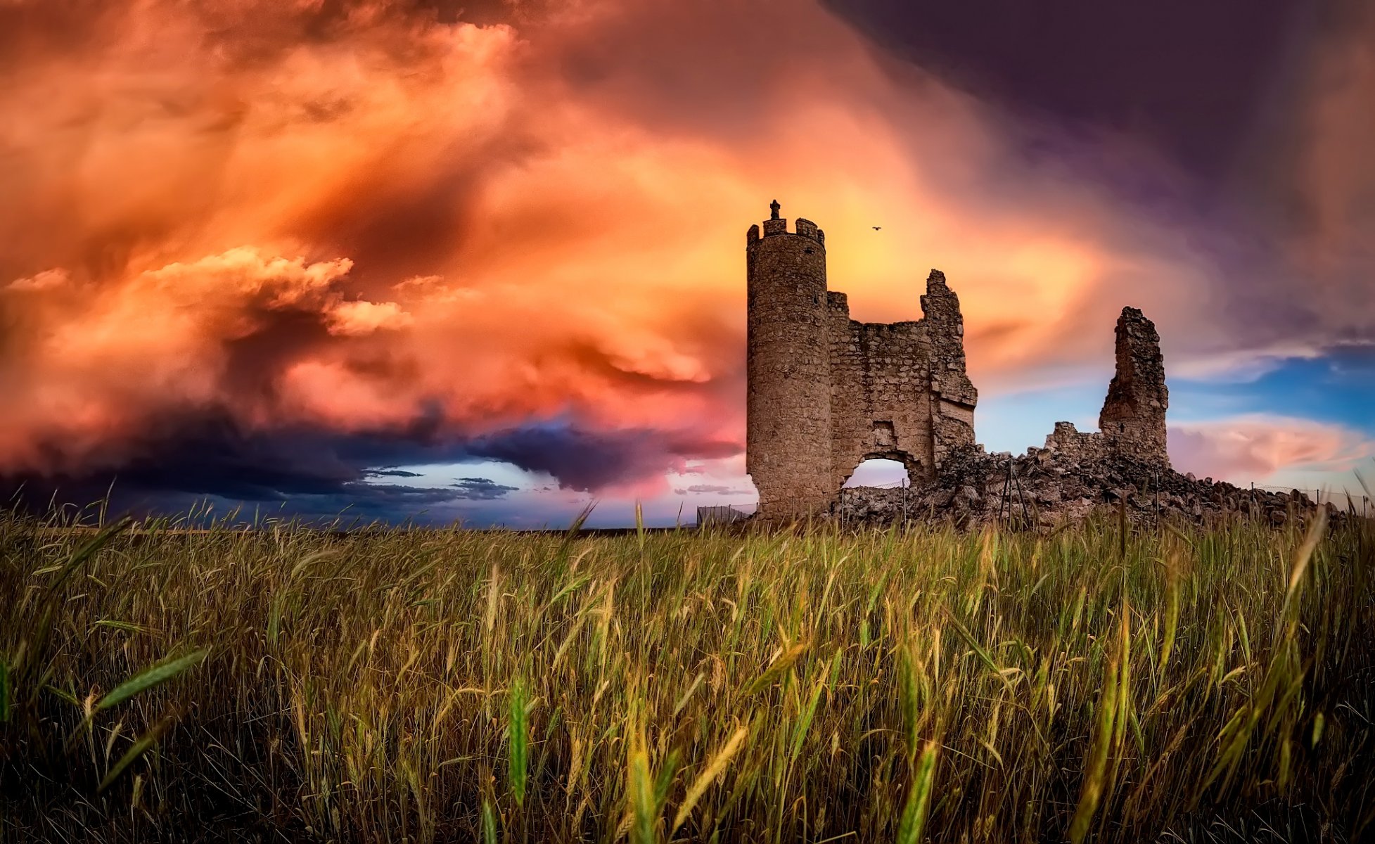 ciel nuages ruines champ