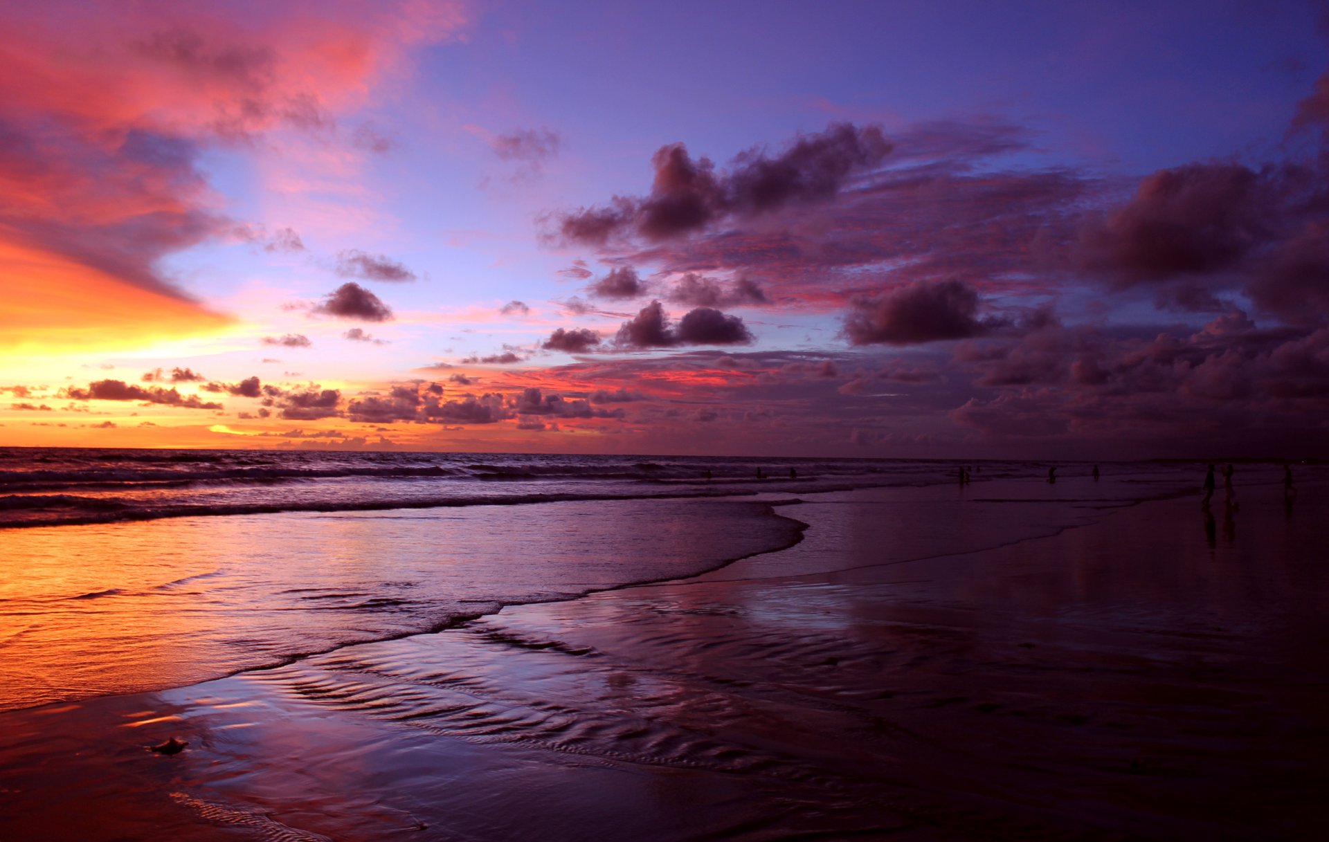 mar bali puesta de sol gente nubes