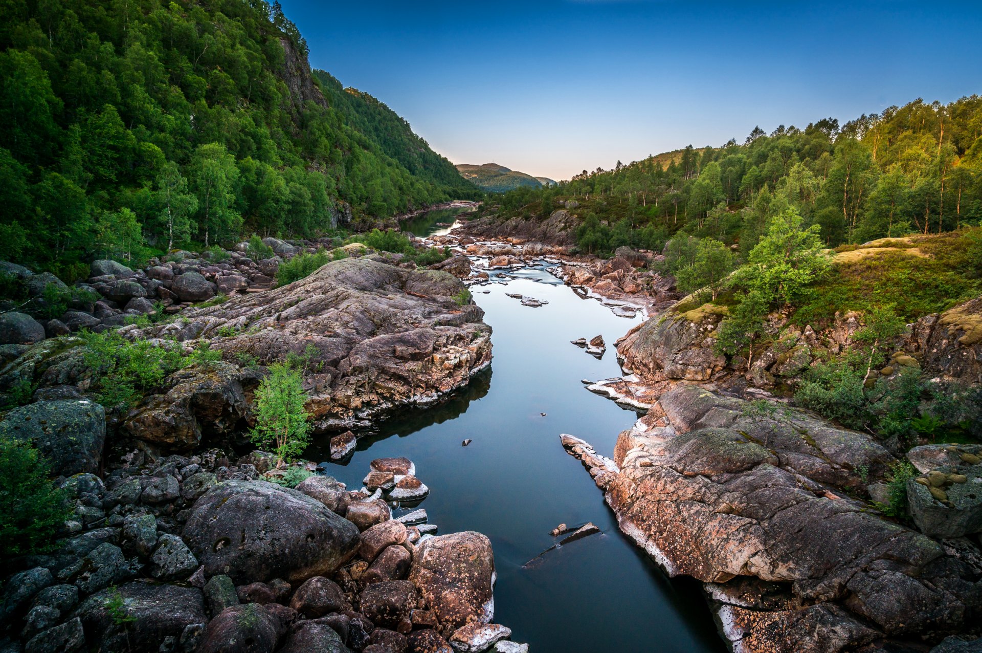 cielo río montañas rocas piedras árboles bosque paisaje