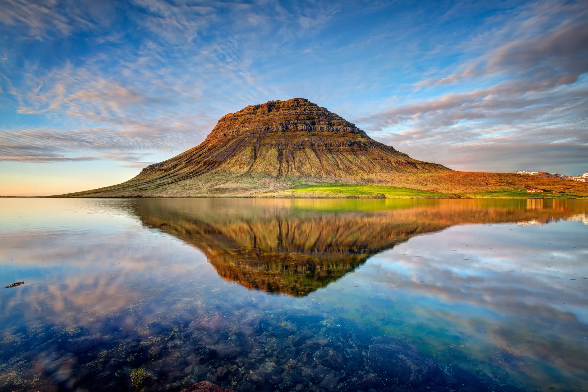 island vulkan kirkjufell berg see reflexion sonnenuntergang wolken natur