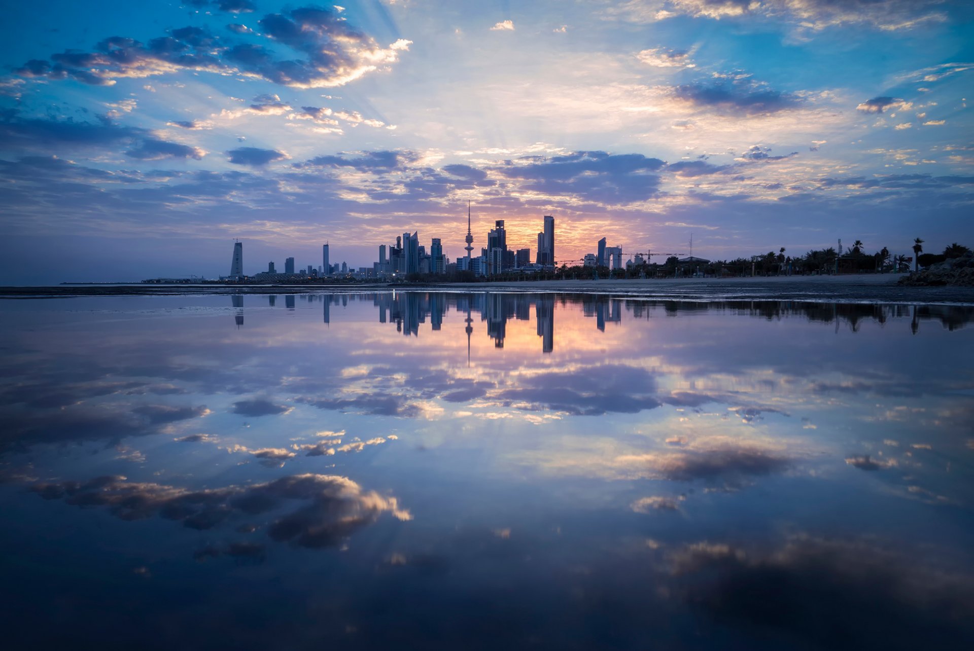 ciudad reflexión.nubes kuwait