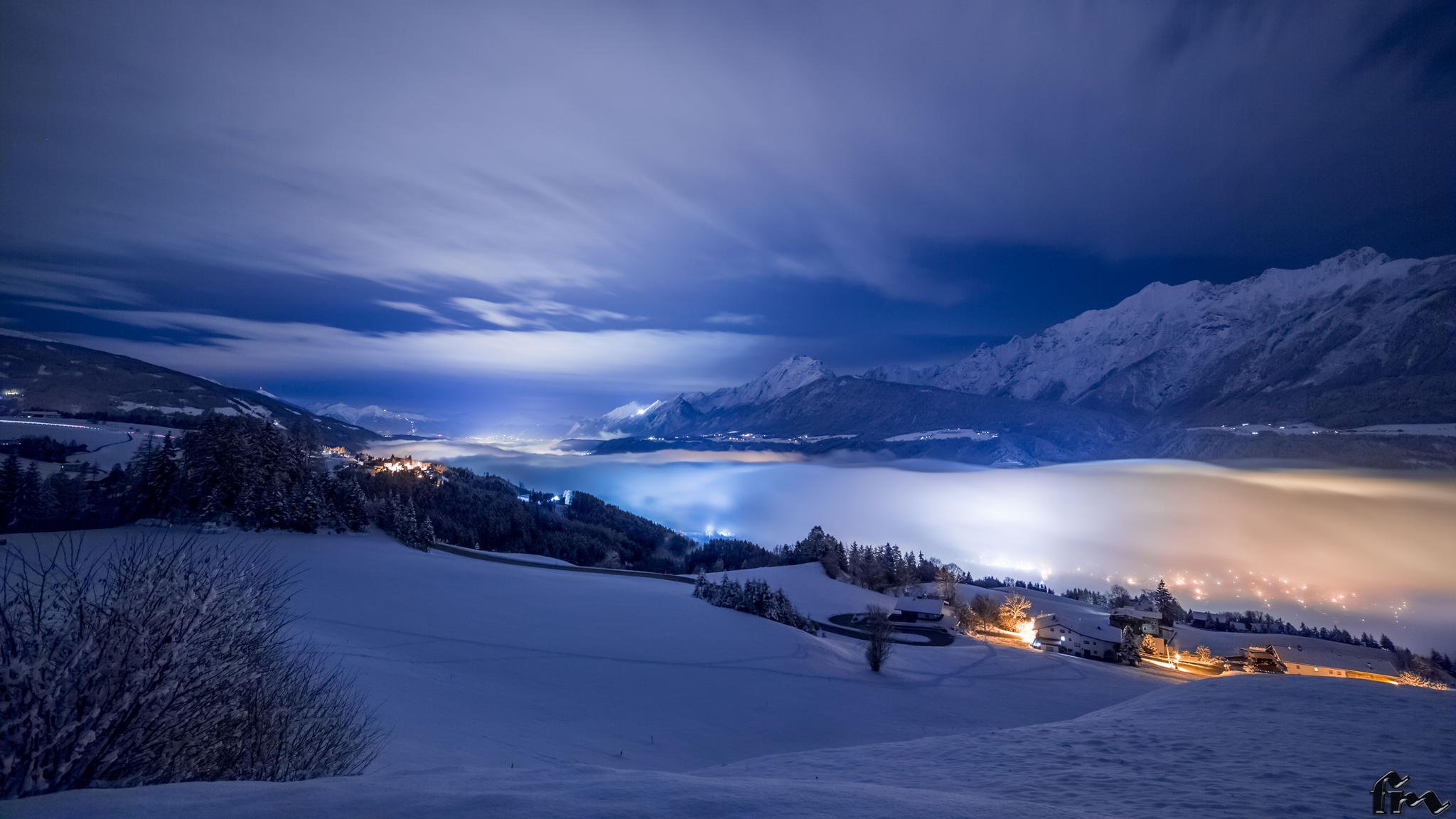 inverno montagna valle foschia neve notte