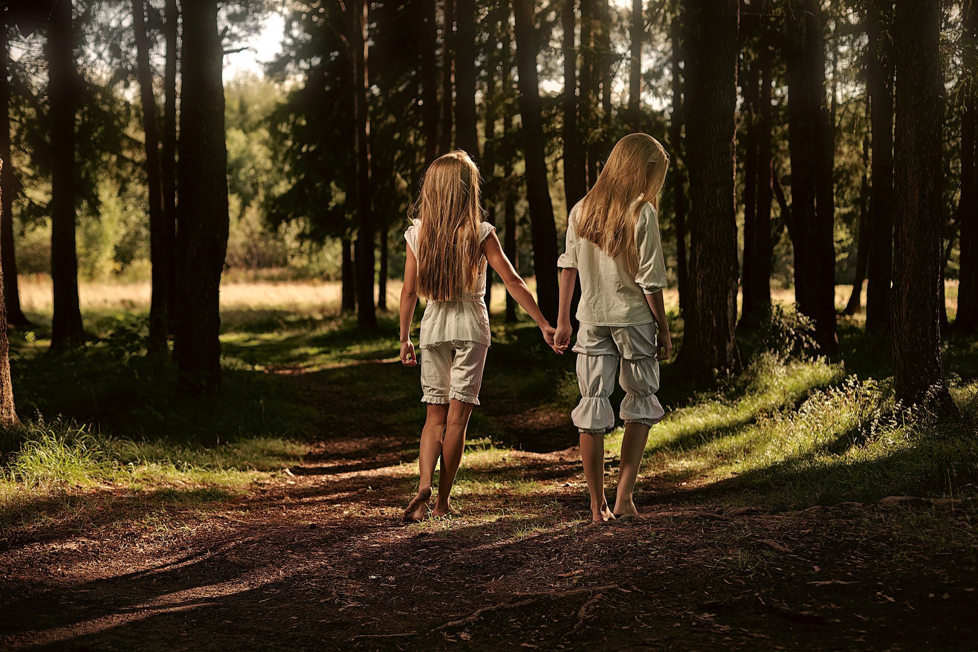 ragazze coppia capelli passeggiata foresta verde erba strada sentiero