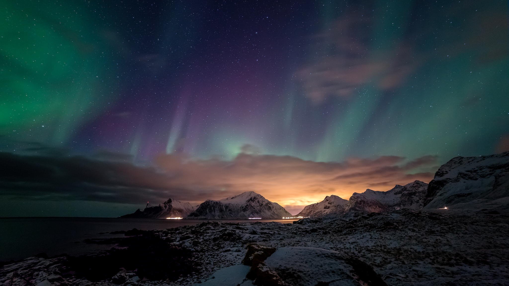 nuit aurores boréales montagnes océan neige lueur