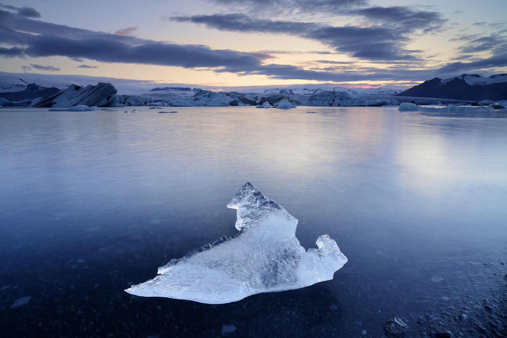 islandia lago témpano de hielo crepúsculo