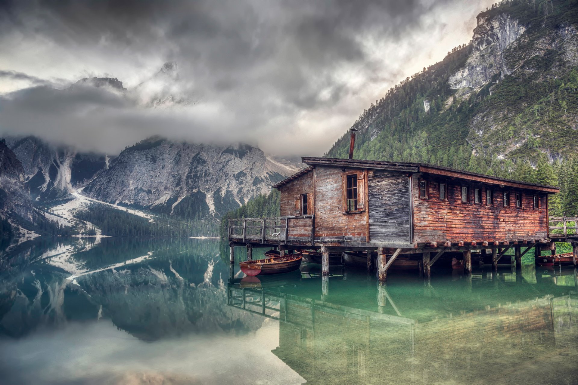 lago braies lago barco montaña reflexión