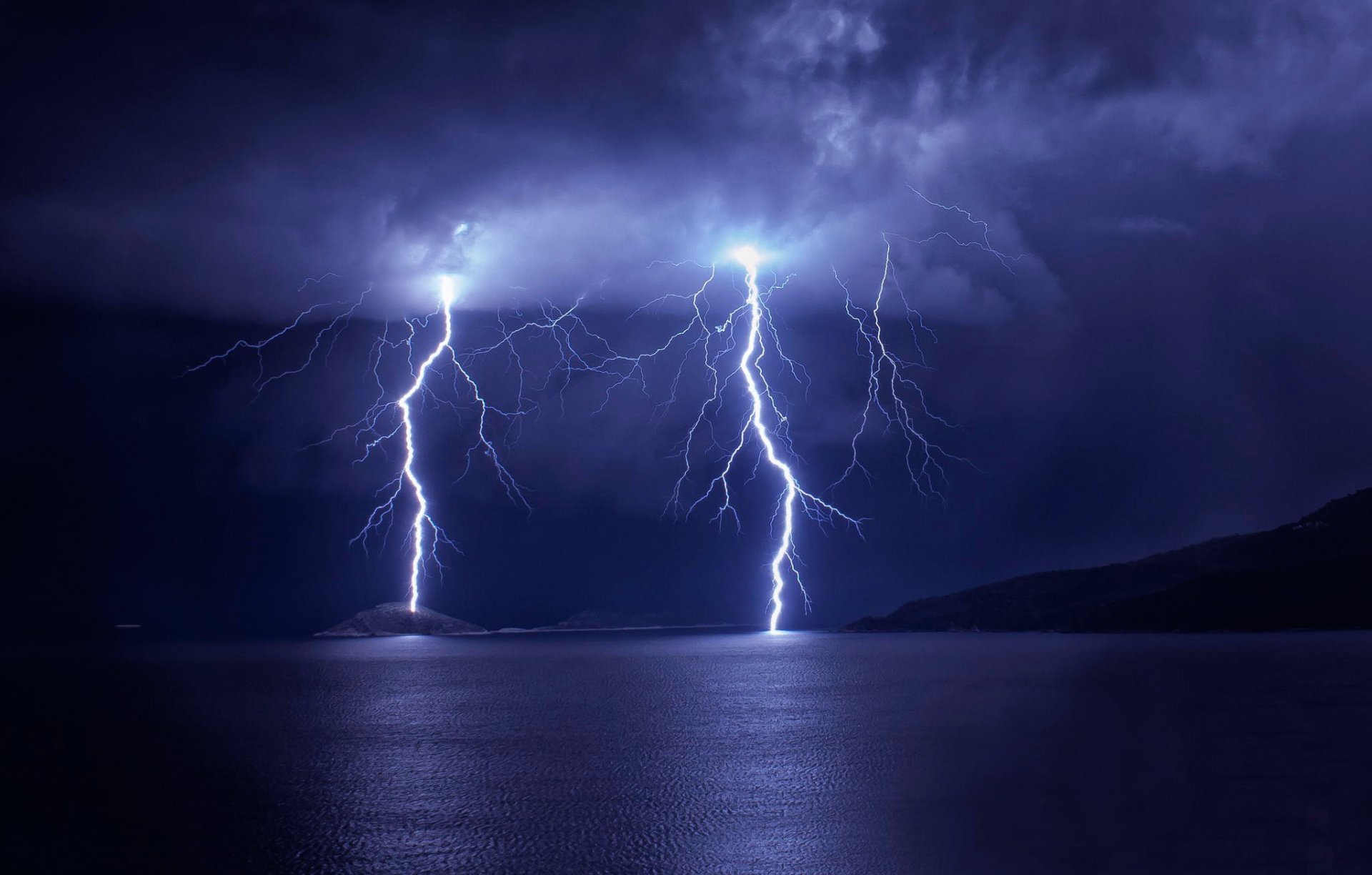 ciel nuages montagnes lac orage foudre