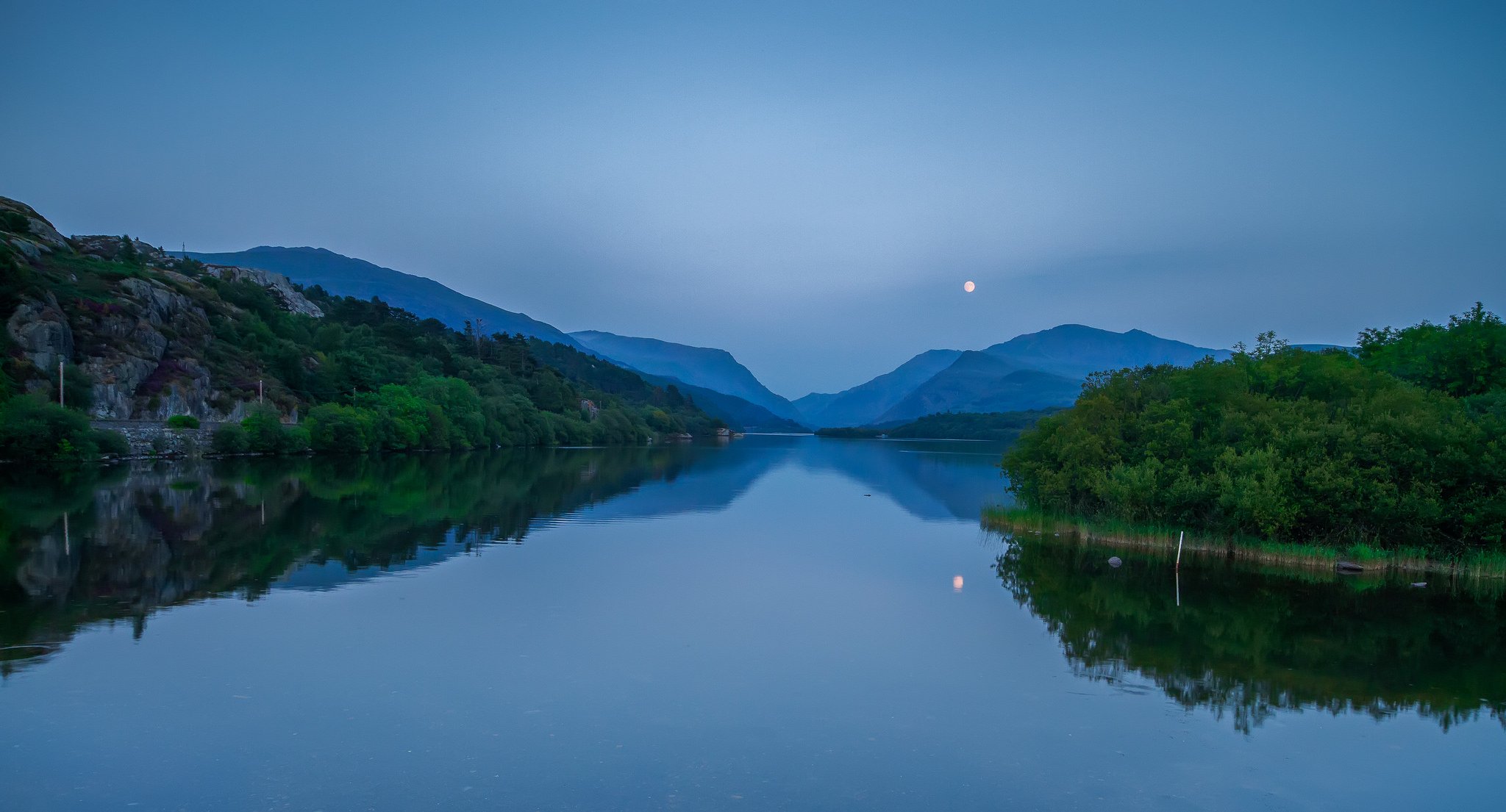 reino unido gales lago montañas colinas bosque árboles noche azul cielo luna reflexión