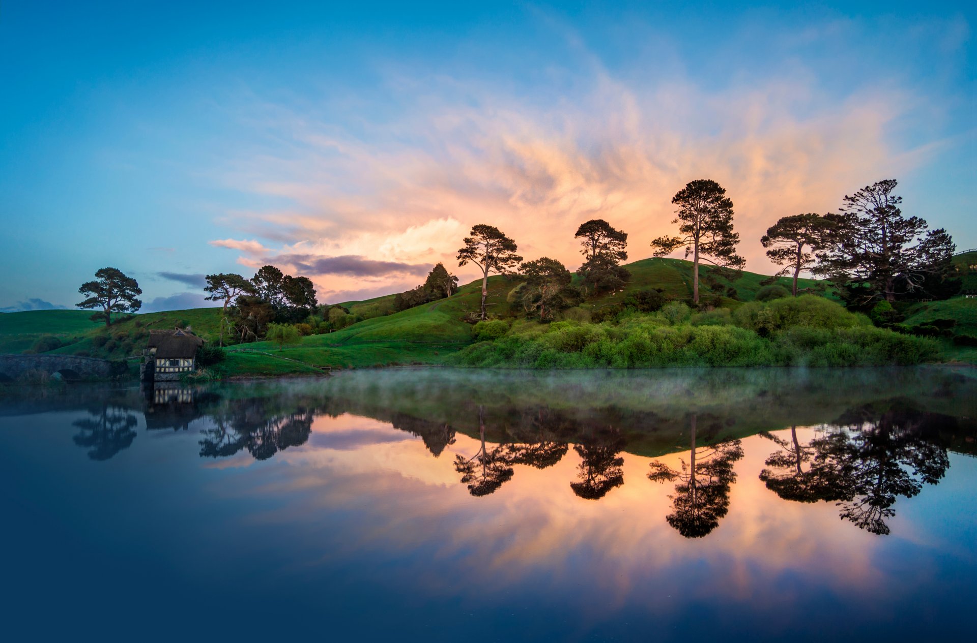 colline arbres lac maison matin