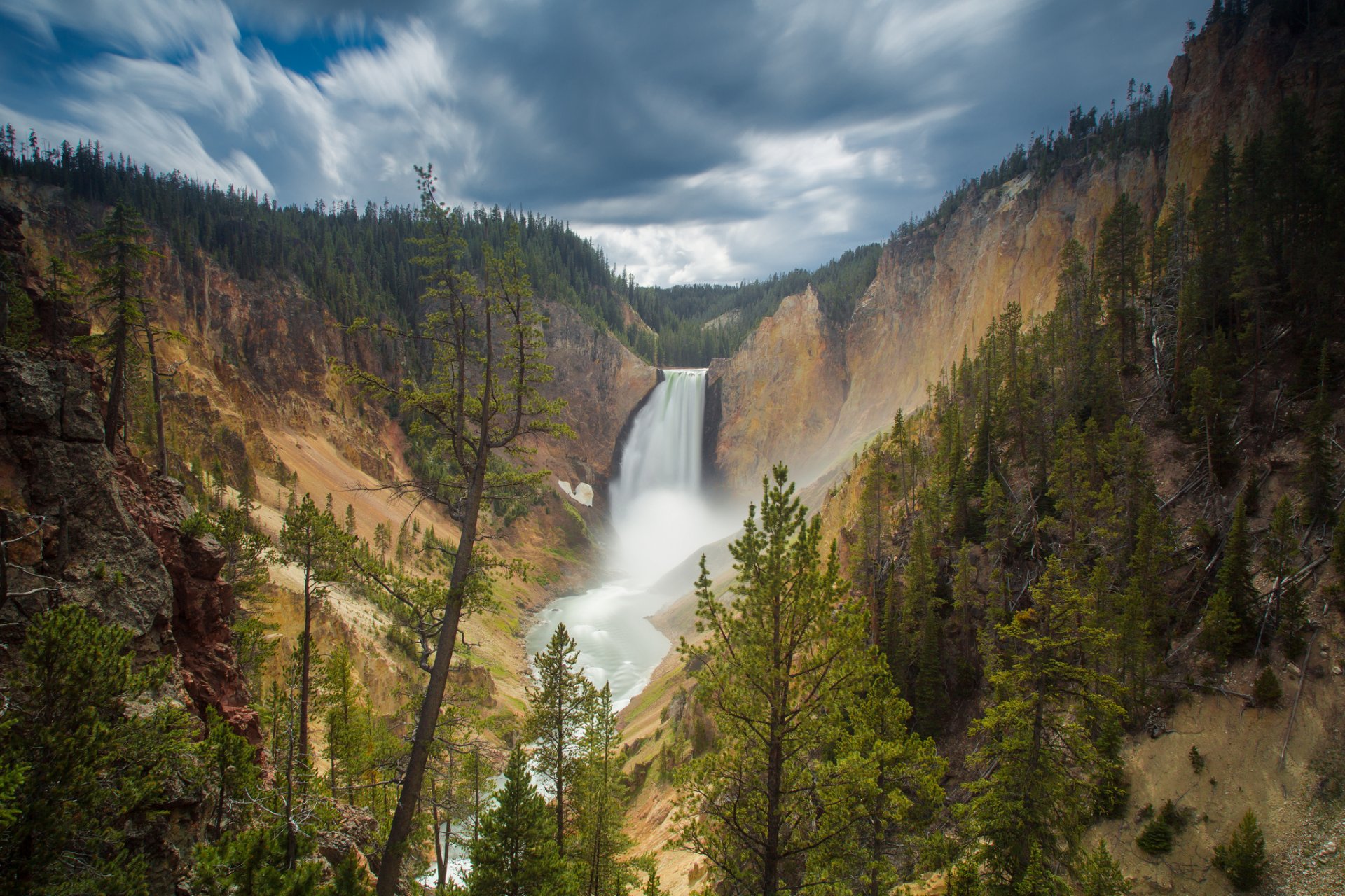 canyon junction wyoming isa lower falls parc national de yellowstone cascade rocher forêt