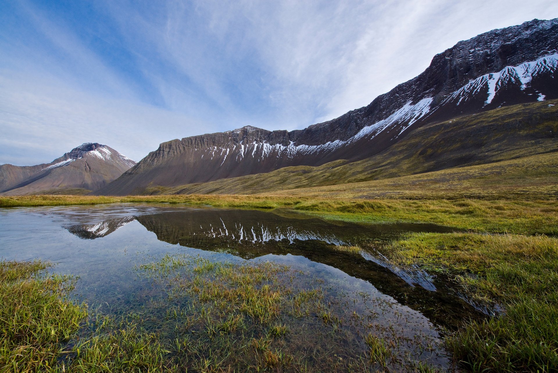 island tal berge gras see himmel wolken reflexion