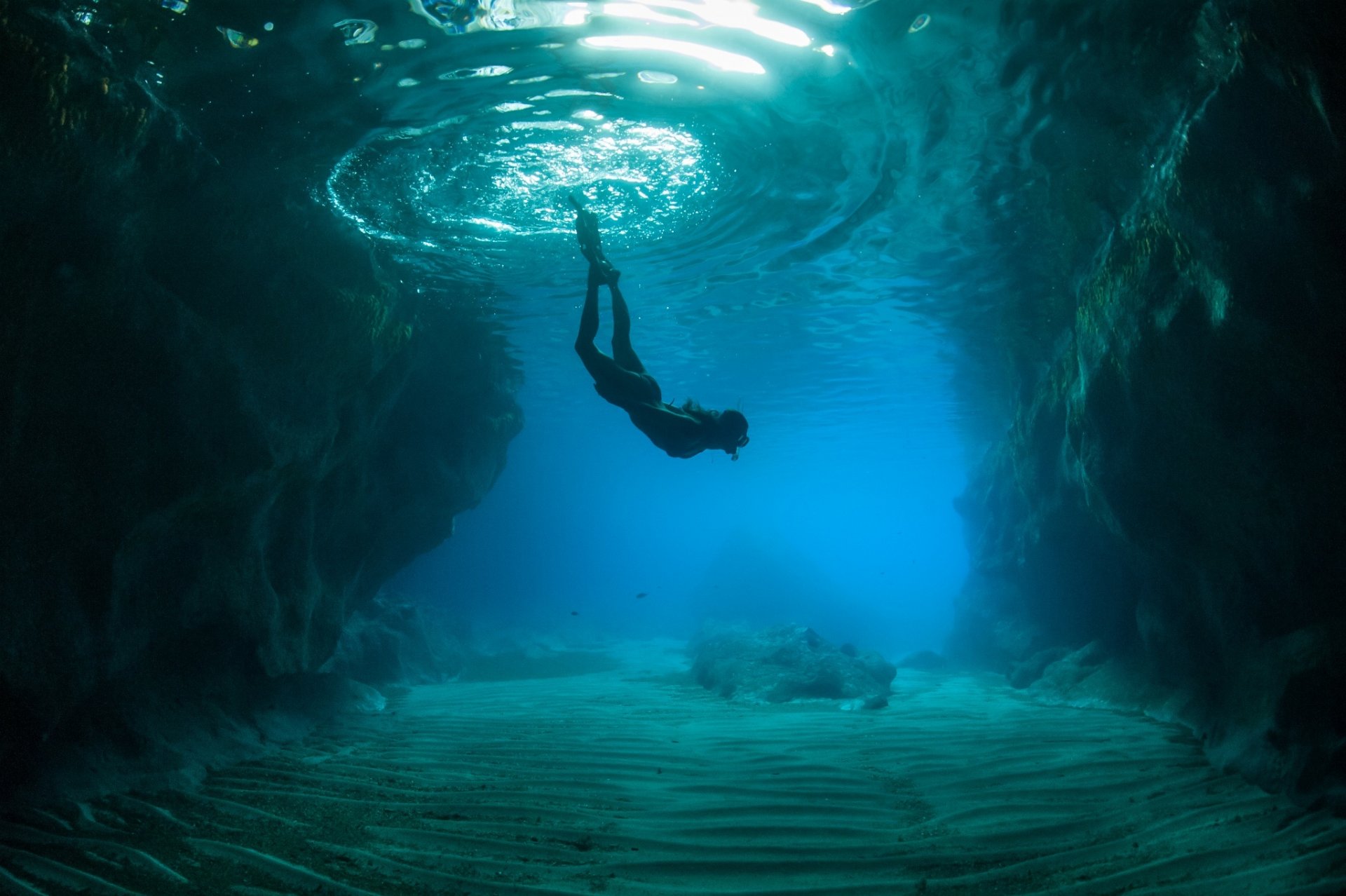 mondo sottomarino oceano fondo rocce uomo