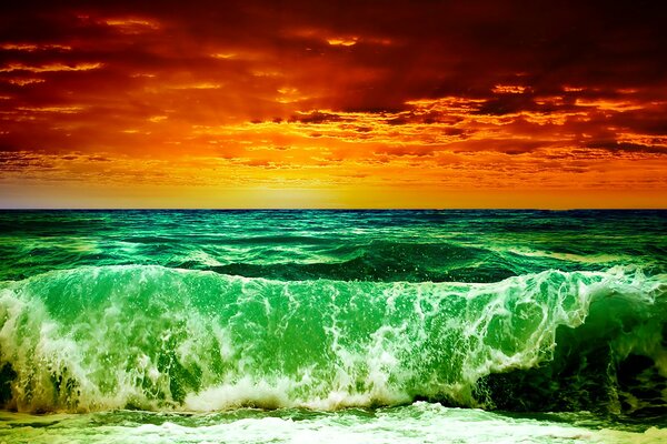 Морская волна на горящем закате