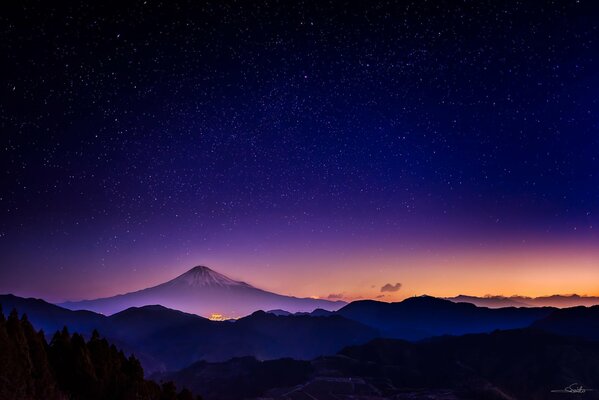 Cielo estrellado nocturno y montañas