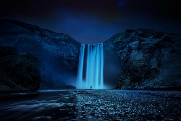 Une chute d eau sombre engloutira un homme