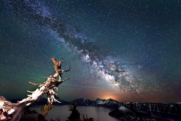 En Oregon, en el parque nacional crater lake se puede ver el paisaje del cielo nocturno y la vía láctea
