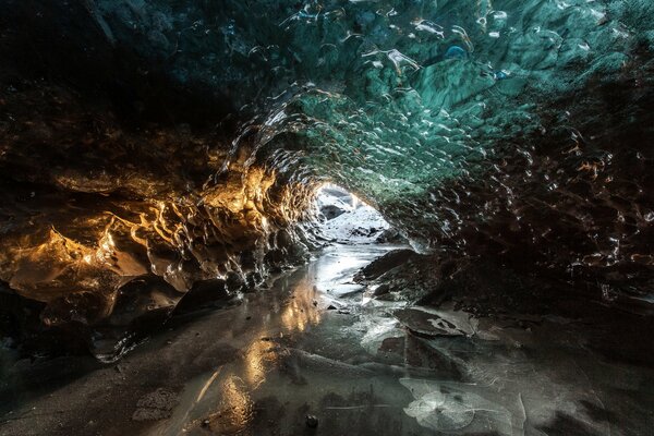 La lumière froide à khodha dans la grotte
