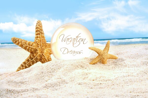 Пляж с хрустальным шаром и морскими звездами