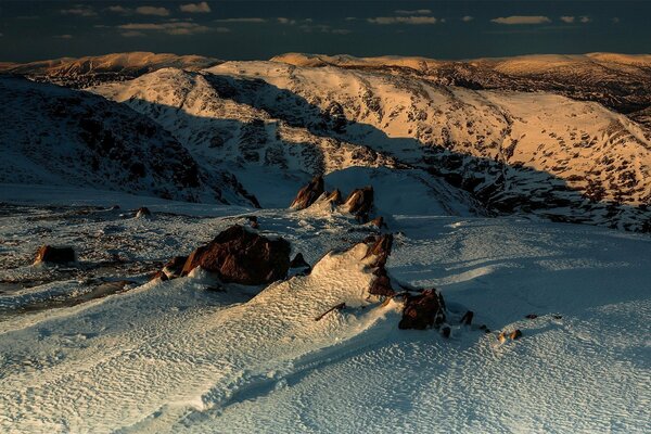 Le soleil brille les montagnes et la neige