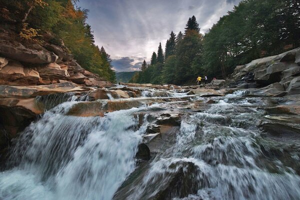 Cascade sur la rivière Prout en Ukraine