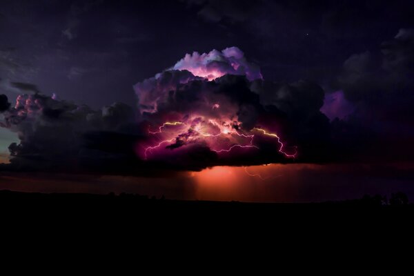 Foudre sur fond de ciel nocturne