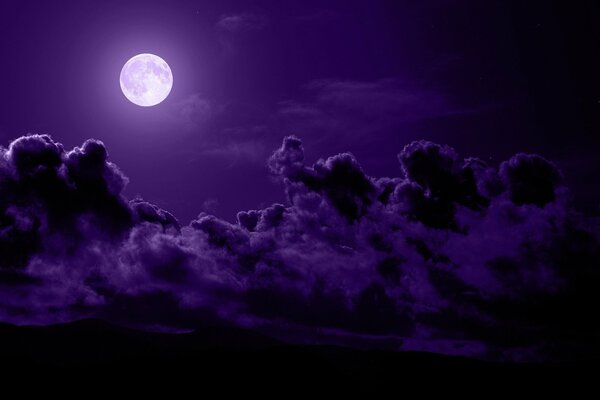 Nuvole notturne viola con la luna