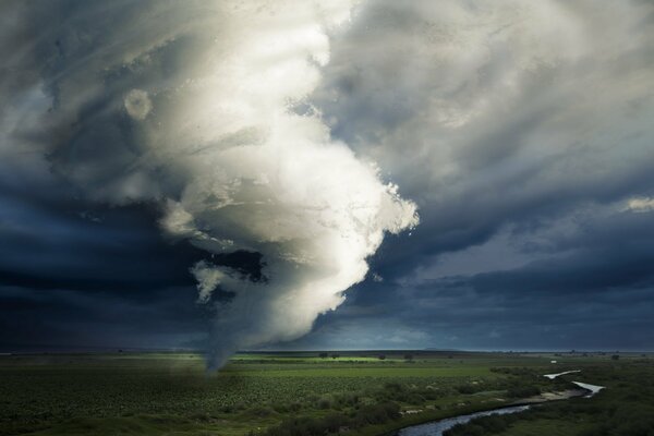 Un terribile tornado colpisce la terra