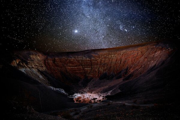 Cielo stellato limpido sopra il canyon