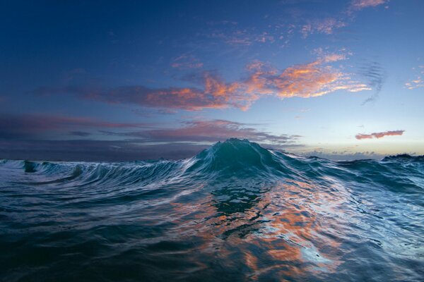 Coucher de soleil dans l océan avec une belle vague