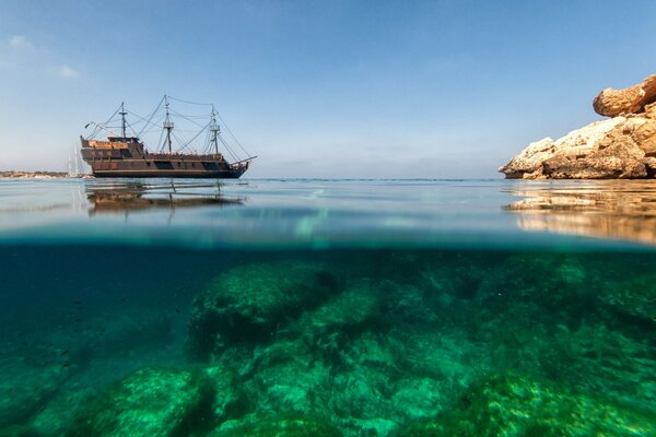 Das smaragdgrüne Meer Kroatiens mit dem Schiff