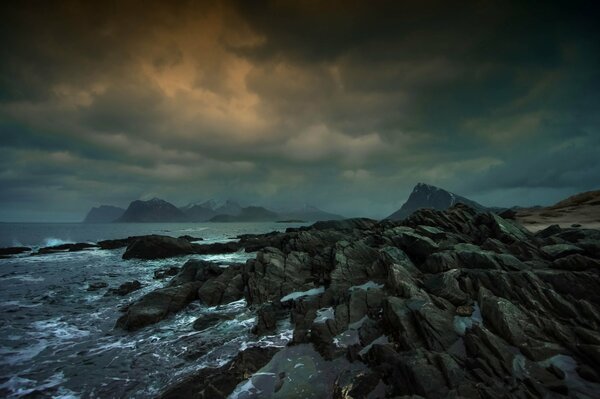 Tormenta y nubes en el mar