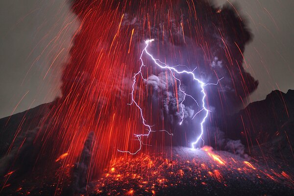 Éruption volcanique. Éclats lumineux. Foudre, tonnerre et feu