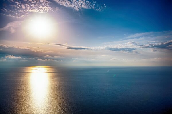 Mer éclairée par le soleil au coucher du soleil