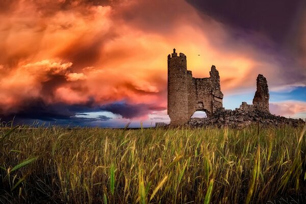 Sullo sfondo di cielo, nuvole e campi dalle rovine profuma di misticismo