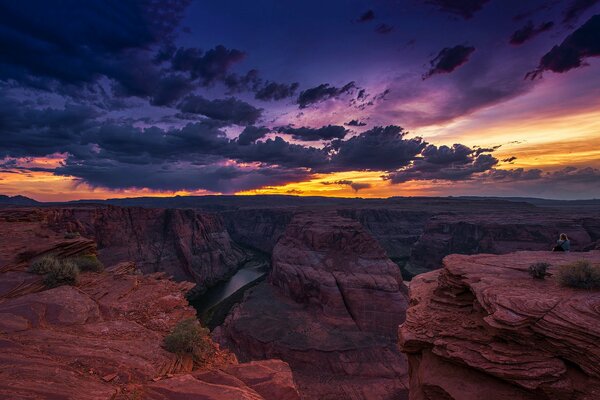 Rocas del gran Cañón bajo las nubes al atardecer. Herradura de la curva del río Colorado. Arizona, Estados Unidos