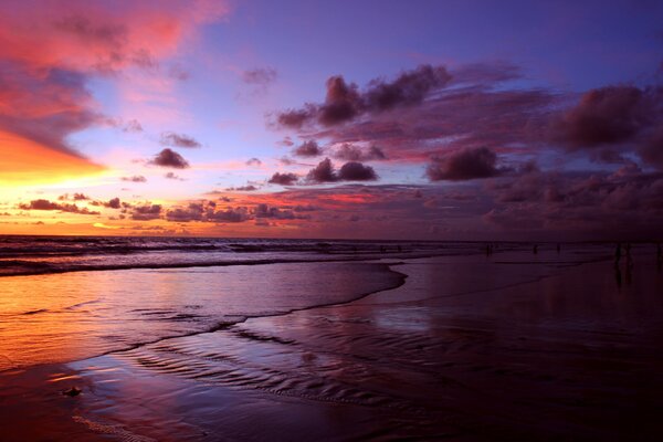 Puesta de sol en el mar. Nublado Bali