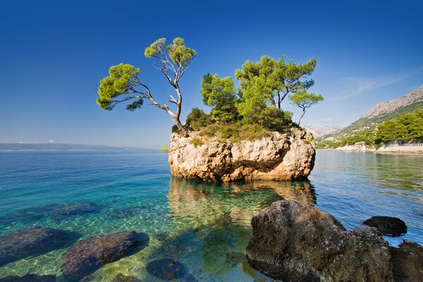 Un porto tranquillo tra le rocce nella natura